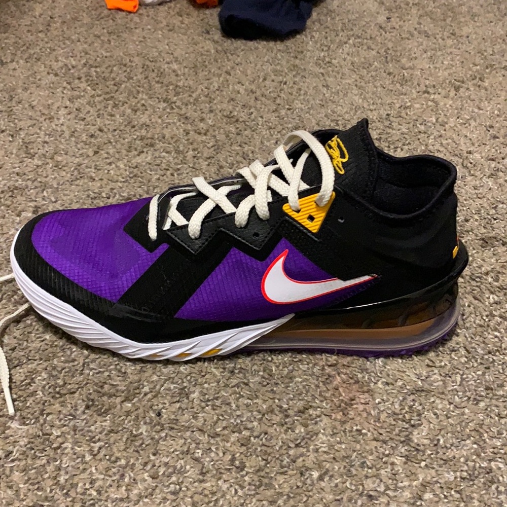 Lebron 18 low Lakers